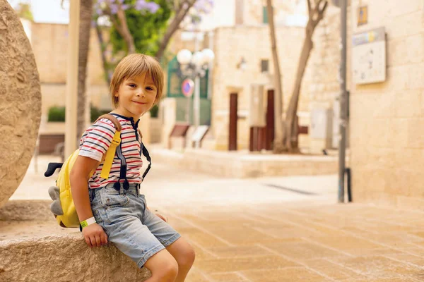 子供とヨーロッパの観光客の家族 エルサレムを訪問 新しい文化に会う — ストック写真