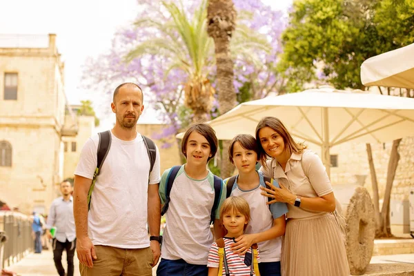 有子女的欧洲旅游家庭 访问耶路撒冷 满足新的文化 — 图库照片