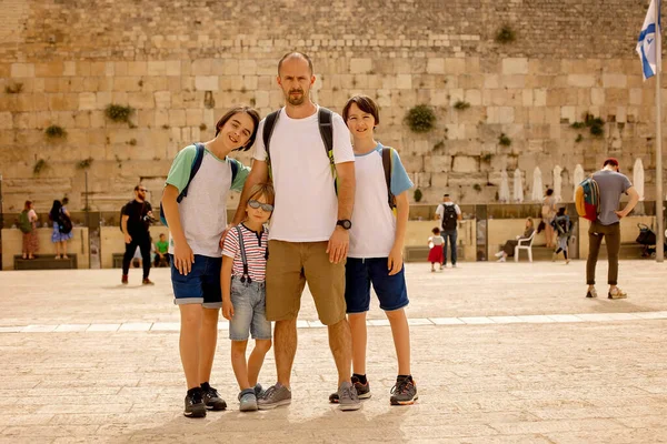 Familia Turística Europea Con Niños Visita Jerusalén Encuentro Con Una — Foto de Stock