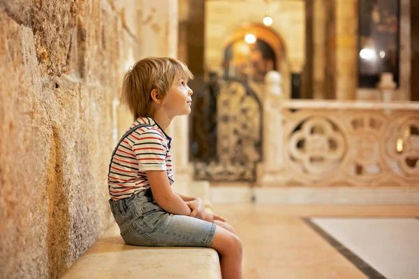 Ευρωπαϊκή Οικογένεια Τουριστών Παιδιά Επίσκεψη Στην Ιερουσαλήμ Συνάντηση Νέων Πολιτισμών — Φωτογραφία Αρχείου