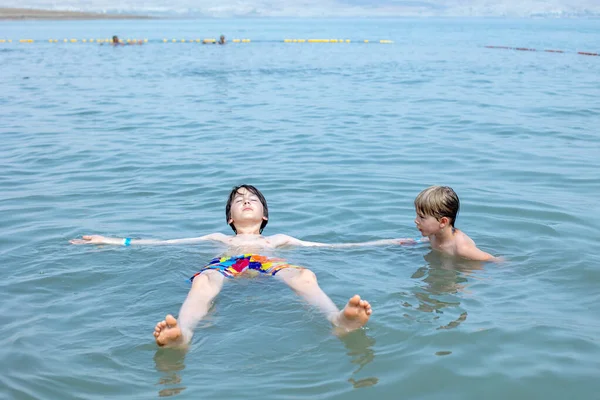 Enfant Garçon Flottant Dans Mer Morte Par Une Journée Été — Photo