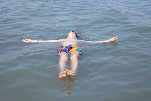 Çocuk Çocuk Çok Sıcak Bir Yaz Gününde Ölü Denizde Yüzüyor — Stok fotoğraf