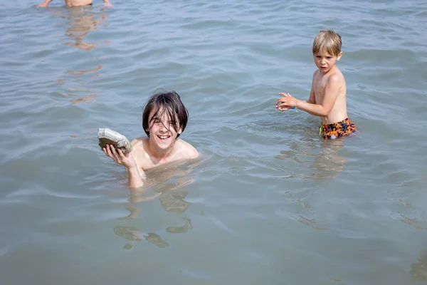 Criança Rapaz Flutuar Mar Morto Num Dia Verão Muito Quente — Fotografia de Stock