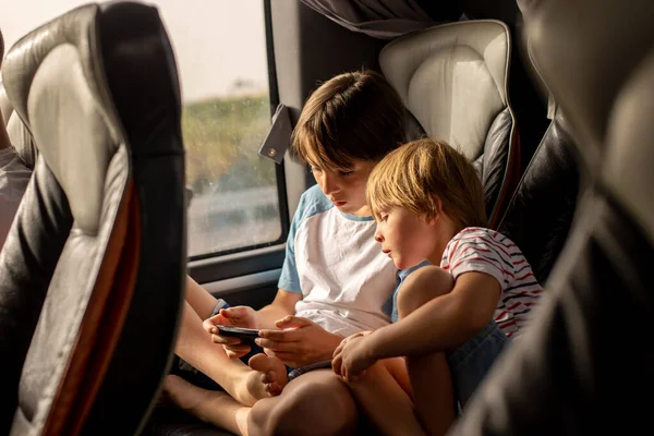 Barn Syskon Spela Mobiltelefon När Reser Med Buss Lång Resa — Stockfoto