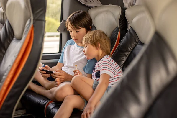Çocuklar Kardeşler Otobüsle Seyahat Ederken Cep Telefonuyla Oynamak Aile Tatili — Stok fotoğraf