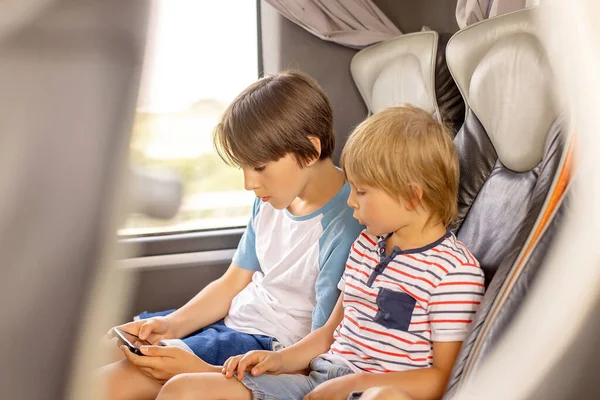 Niños Hermanos Jugando Teléfono Móvil Mientras Viajan Con Autobús Viaje —  Fotos de Stock