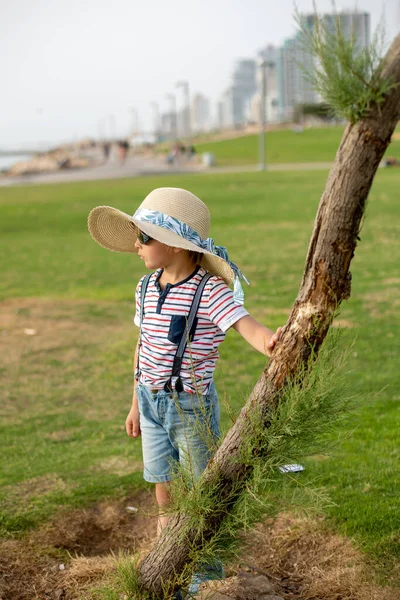 Cute Child Straw Hat Enjoying Seaside Views Tel Aviv Hot — Stock Photo, Image