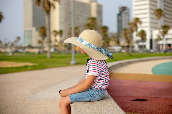 带着草帽的可爱孩子 在炎热的夏日下午欣赏特拉维夫海滨美景 — 图库照片