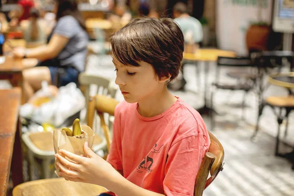 Család Gyerekekkel Élvezi Sarona Market Tel Aviv Izrael Próbálja Élelmiszer — Stock Fotó