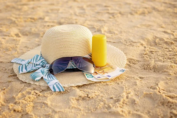 Vakantie Tijd Strohoed Zonnebril Zonnebrandcrème Geld Klaar Voor Een Vakantie — Stockfoto