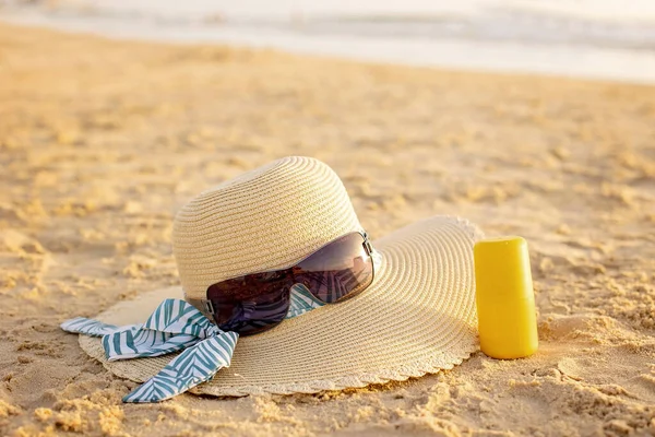 Vakantie Tijd Strohoed Zonnebril Zonnebrandcrème Geld Klaar Voor Een Vakantie — Stockfoto