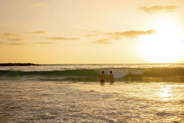 Šťastní Teenageři Běhají Hrají Při Západu Slunce Pláži Cákají Vodu — Stock fotografie