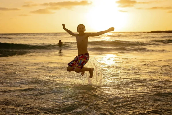 Meninos Adolescentes Felizes Correndo Brincando Praia Pôr Sol Salpicando Água — Fotografia de Stock