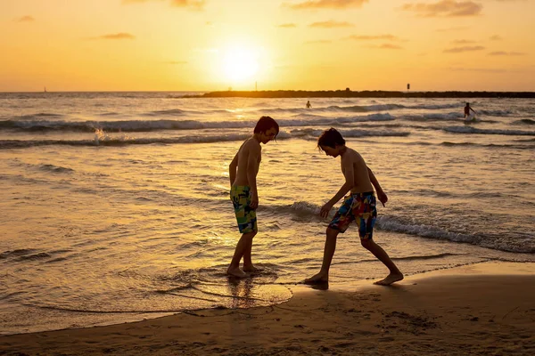 Adolescentes Felices Corriendo Jugando Playa Atardecer Salpicando Agua Saltando Sobre — Foto de Stock