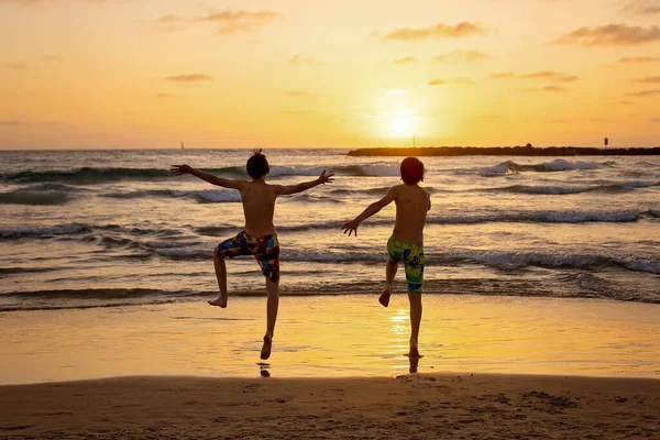 Šťastní Teenageři Běhají Hrají Při Západu Slunce Pláži Cákají Vodu — Stock fotografie
