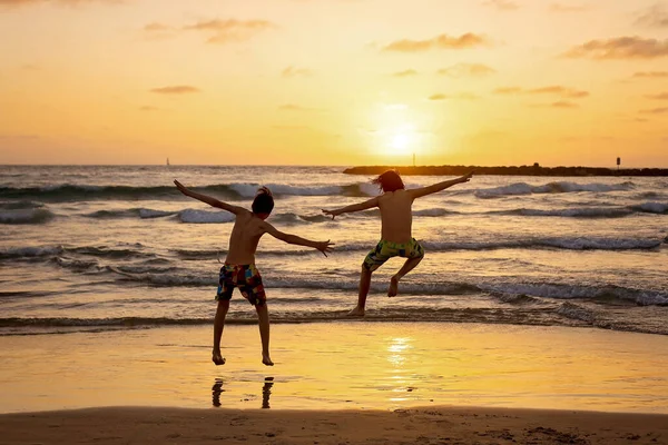 Ευτυχισμένα Έφηβα Αγόρια Τρέχουν Και Παίζουν Στην Παραλία Ηλιοβασίλεμα Ρίχνουν — Φωτογραφία Αρχείου