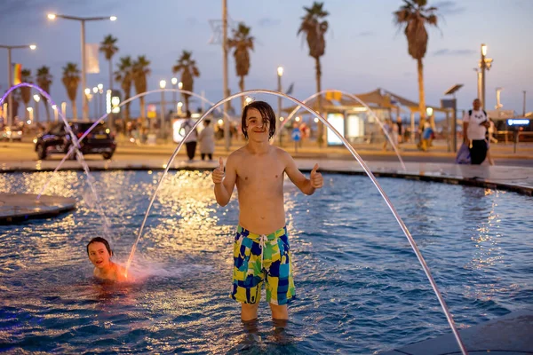 Enfant Mignon Garçon Jouer Avec Eau Dans Fontaine Tel Aviv — Photo