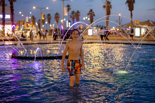 Bambino Carino Ragazzo Giocare Con Acqua Fontana Tel Aviv Luci — Foto Stock