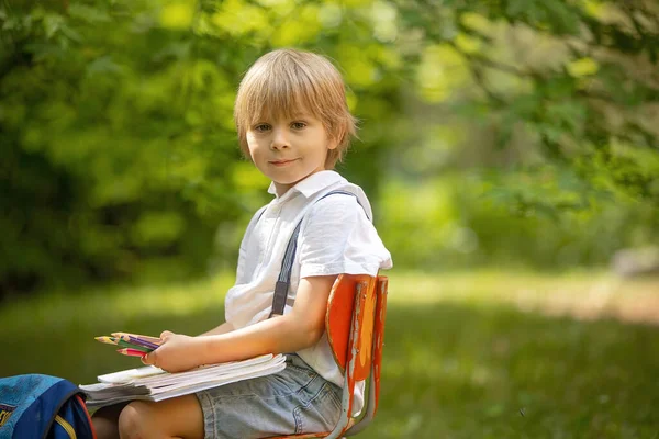 可爱的学龄前儿童 背着书包 拿着笔记本和铅笔上学 为第一天上学做准备 — 图库照片