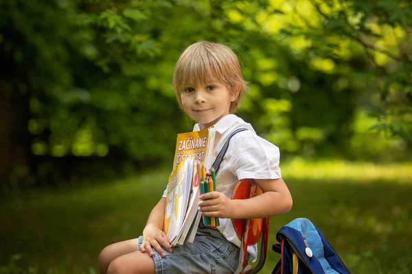 可爱的学龄前儿童 背着书包 拿着笔记本和铅笔上学 为第一天上学做准备 — 图库照片