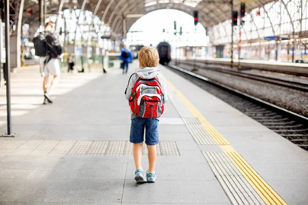 Cute Anak Prasekolah Dengan Ransel Berjalan Untuk Kereta Pada Trainstasi — Stok Foto