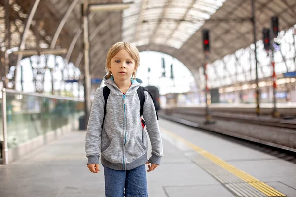 Sırt Çantalı Şirin Anaokulu Çocuğu Yaz Mevsiminde Tren Istasyonunda Koşuyor — Stok fotoğraf