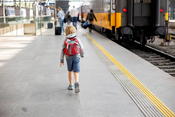 Nettes Vorschulkind Mit Rucksack Läuft Auf Dem Bahnhof Zum Zug — Stockfoto