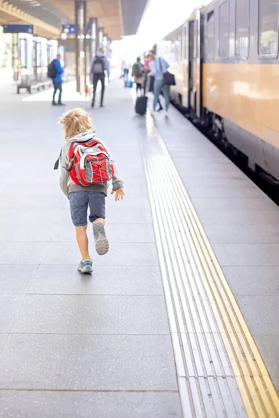 Criança Pré Escolar Bonito Com Mochila Correndo Para Trem Uma — Fotografia de Stock