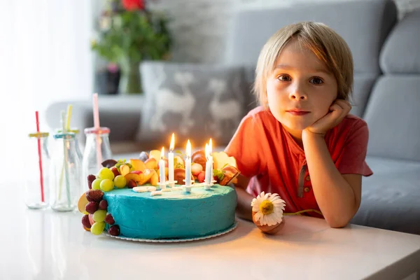 Lindo Niño Preescolar Con Pastel Cumpleaños Con Velas Casa Preparándose —  Fotos de Stock