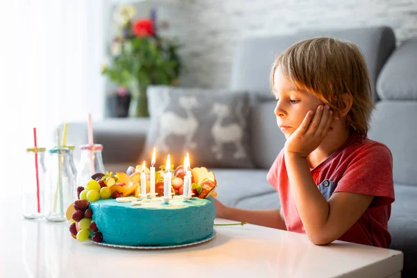 かわいい就学前の男の子と誕生日ケーキキャンドル付き自宅で 友人や兄弟とのパーティーの準備 — ストック写真