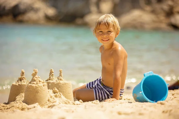 Bambino Felice Sulla Spiaggia Costruire Castello Sabbia Godersi Estate Giocare — Foto Stock