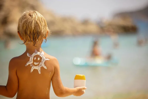 Bambino Felice Ragazzo Biondo Sulla Spiaggia Con Crema Solare Applicata — Foto Stock