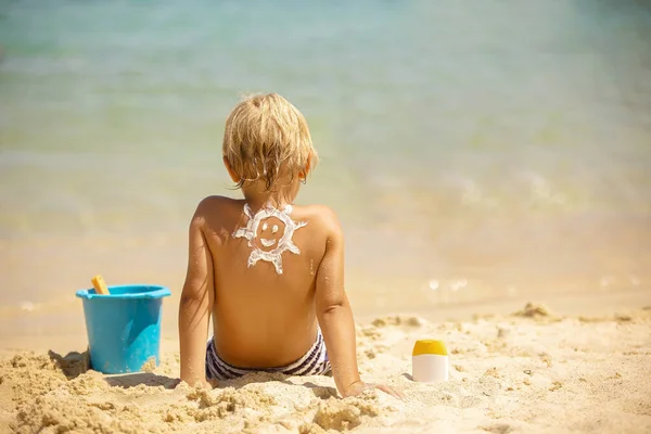 Niño Feliz Rubio Playa Con Protector Solar Aplicado Disfrutando Del — Foto de Stock