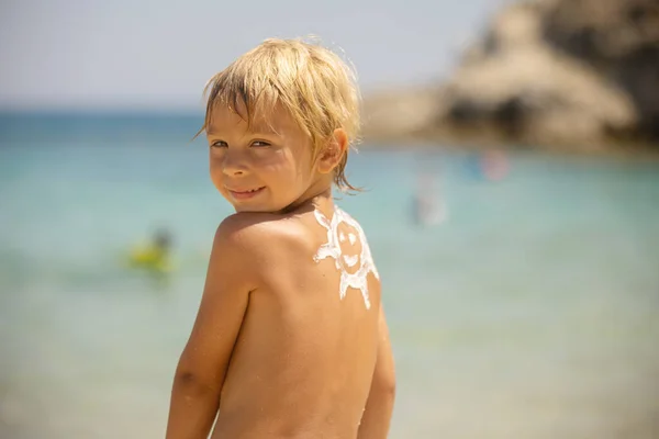 Bambino Felice Ragazzo Biondo Sulla Spiaggia Con Crema Solare Applicata — Foto Stock