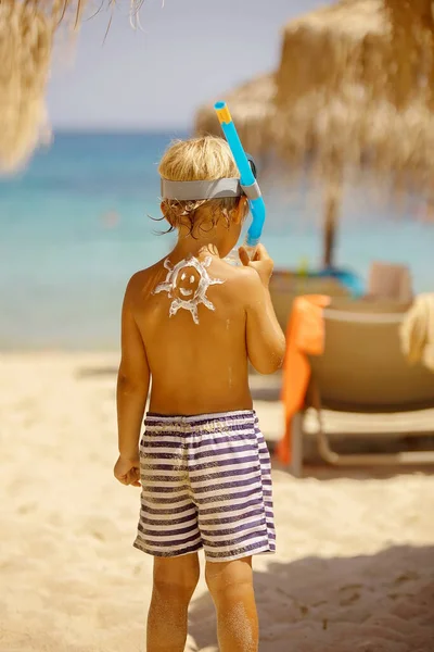 Mutlu Çocuk Plajda Güneş Kremi Sürmüş Sarışın Çocuk Yazın Tadını — Stok fotoğraf