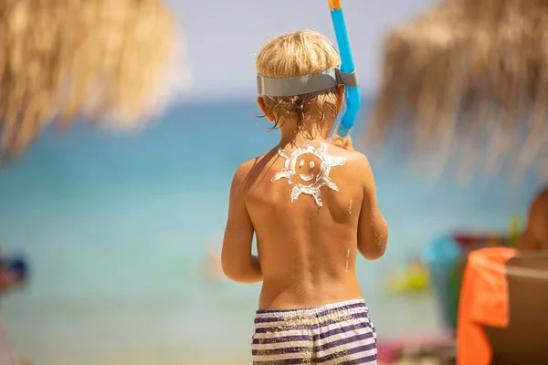 快乐的孩子 金发碧眼的男孩在沙滩上用防晒霜 享受夏天 Chalkidiki — 图库照片