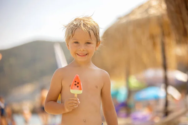 Χαρούμενο Παιδί Αγόρι Που Τρώει Παγωτό Στην Παραλία Απολαμβάνει Καλοκαίρι — Φωτογραφία Αρχείου