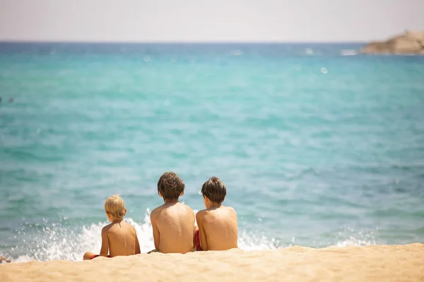 快乐的孩子们 海滩上的兄弟们 在沙滩上玩耍 享受夏天 坐在岸上 Halkidiki希腊 — 图库照片