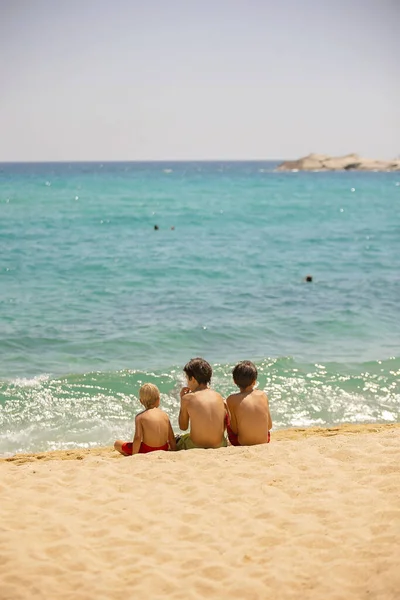 Bambini Felici Fratelli Sulla Spiaggia Giocare Nella Sabbia Godersi Estate — Foto Stock