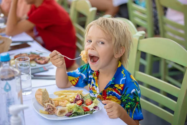 Sweet Child Sitting Restaurant Summertime Outdoor Eating Seafood Shrimps Calamari — Stockfoto