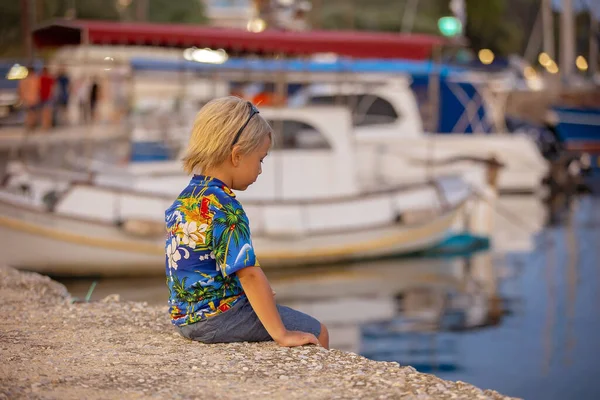 Child Enjoying Amazing Evening City Sundown Enjoying Lights Boats Pier — Stock Photo, Image