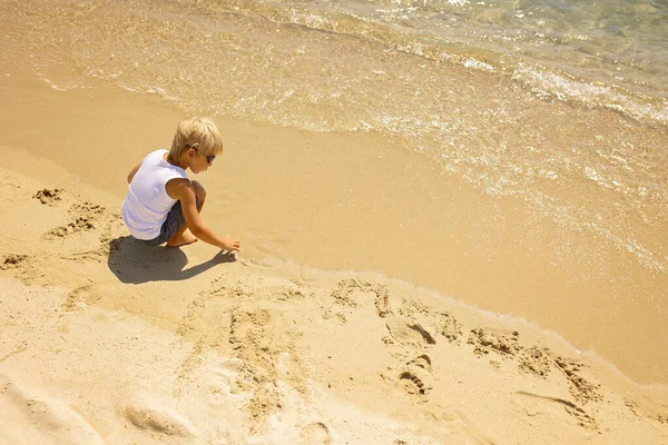 Παιδί Χαριτωμένο Αγόρι Παίζει Στην Παραλία Στην Άμμο Απολαμβάνοντας Καλοκαίρι — Φωτογραφία Αρχείου