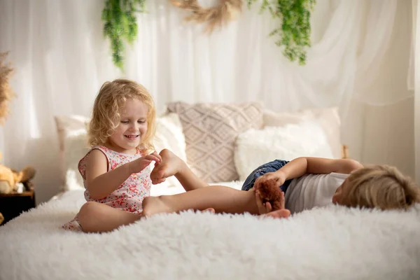 Schattige Lieve Peuter Kinderen Kietelende Voeten Het Bed Lachen Glimlachen — Stockfoto