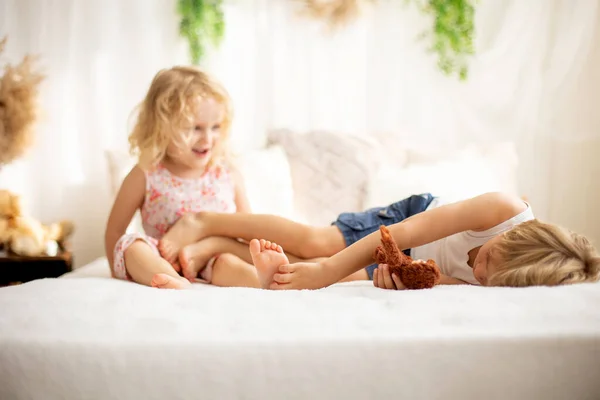 Γλυκά Μου Παιδάκια Γαργαλητά Πόδια Στο Κρεβάτι Γέλια Και Χαμόγελα — Φωτογραφία Αρχείου