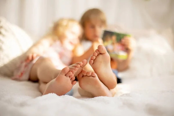 Aranyos Kisgyermekek Csiklandozó Lábak Ágyon Nevetés Mosolygás Gyerekes Csínytevés Boldogság — Stock Fotó