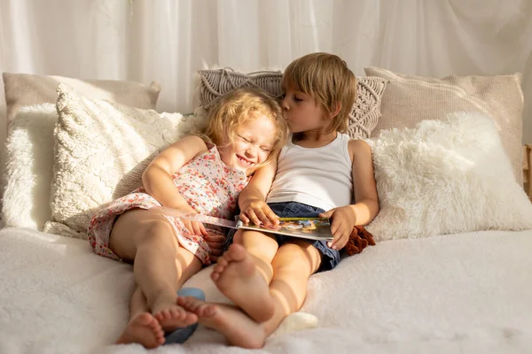 Aranyos Kisgyermekek Csiklandozó Lábak Ágyon Nevetés Mosolygás Gyerekes Csínytevés Boldogság — Stock Fotó