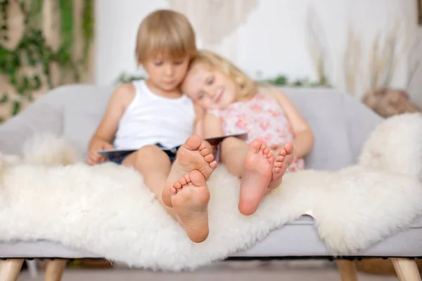 Niedliche Süße Kleinkinder Kitzelnde Füße Auf Dem Bett Lachend Und — Stockfoto