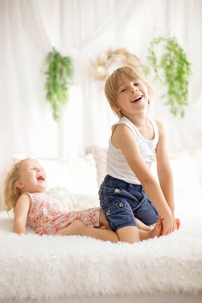 Słodkie Dzieci Łaskotanie Stóp Łóżku Śmiech Uśmiech Dziecięce Psoty Szczęście — Zdjęcie stockowe