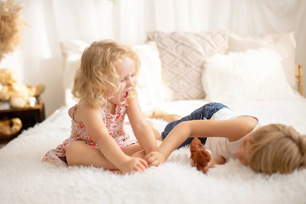 Милые Сладкие Детишки Щекочущие Ноги Кровати Смеющиеся Улыбающиеся Детские Шалости — стоковое фото