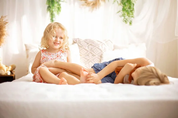Söta Söta Småbarn Kittlande Fötter Sängen Skrattande Och Leende Barnsligt — Stockfoto
